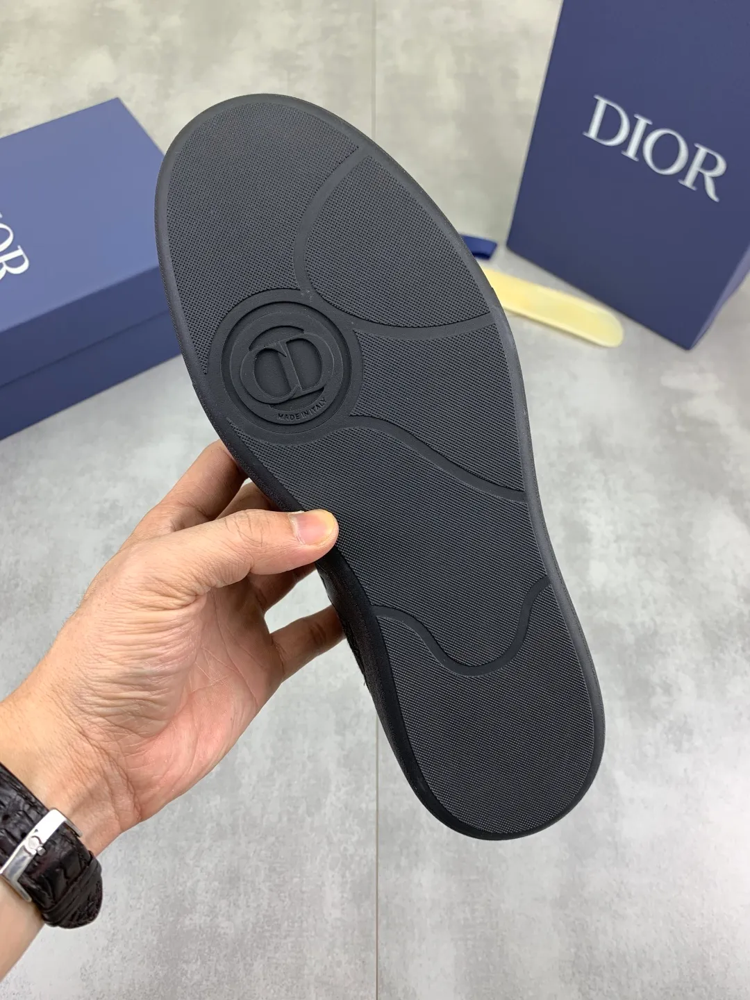 Men's shoes 💰P360 New Dior B01 moral training shoes, white first-layer cowhide, original molded outsole. New to the fall collection, this sneaker marks the return of a Dior classic, reinterpreted in a stylish and elegant silhouette. Crafted from white smooth first-grain cowhide with a tonal silk sheepskin lining, it features the Dior logo on the tongue and inner sides, and a CD icon on the heel. Paired with Tpu anti-slip soles of the same color, it can be matched with various styles to create a sophisticated look.  Code number: 38-44